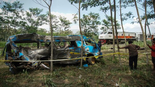 Поезд и микроавтобус столкнулись в индонезийском округе Лумаджанг