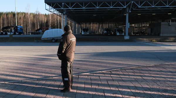 Сотрудник на пограничном пункте Вартиус на границе Финляндии и России