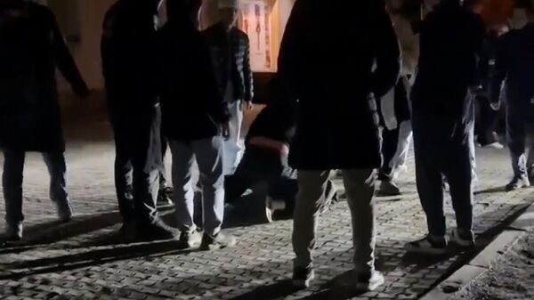 Кадр видео избиения мужчины в Йошкар-Оле