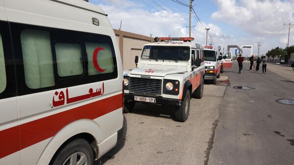 Автомобили скорой помощи, перевозящие недоношенных детей из больницы Аль-Шифа в городе Газа, на контрольно-пропускном пункте Рафах. 20 ноября 2023