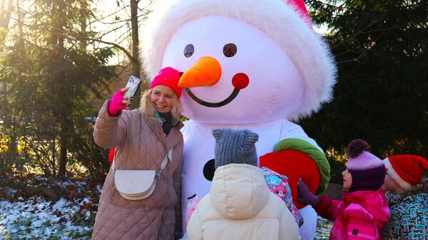 Почти 6 тысяч человек пришли на день рождения Деда Мороза в Подмосковье