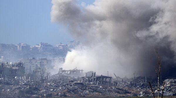 Дым, поднимающийся над сектором Газа после израильской бомбардировки