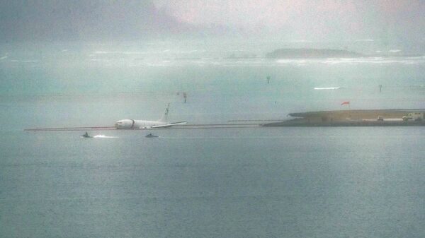 Самолет ВМС США Boeing P-8 Poseidon выкатился за пределы взлетно-посадочной полосы на Гавайях, США