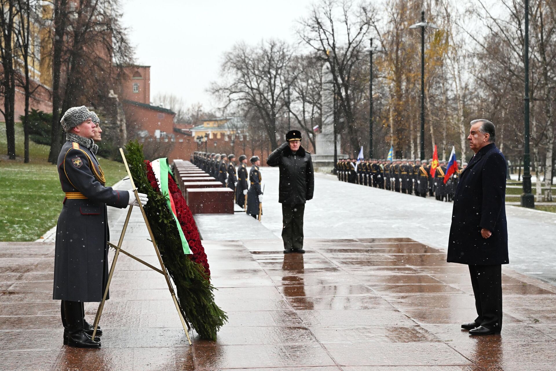 Президент Таджикистана Эмомали Рахмон на церемонии возложения цветов к Могиле Неизвестного Солдата в Александровском саду в Москве - РИА Новости, 1920, 21.11.2023