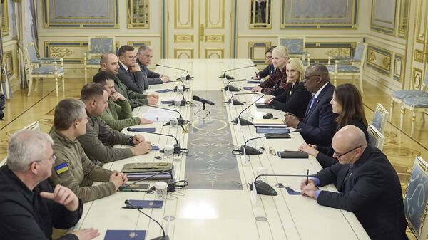 Президент Украины и глава Пентагона Ллойд Остин во время встречи в Киеве
