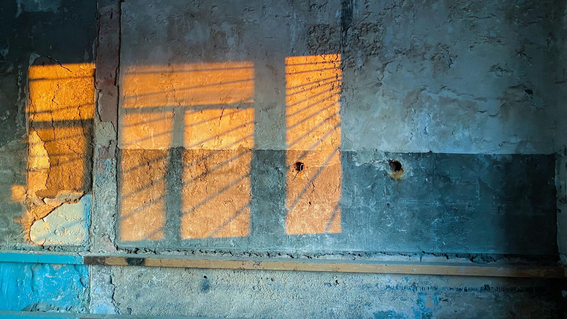 Блик от освещенного окна на стене исправительной колонии  - РИА Новости, 1920, 29.01.2024