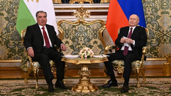 Президент России Владимир Путин и президент Таджикистана Эмомали Рахмон во время встречи в Москве