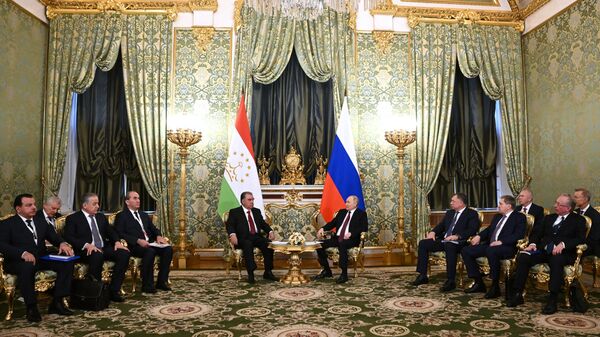 Президент РФ Владимир Путин и президент Таджикистана Эмомали Рахмон во время встречи в Москве