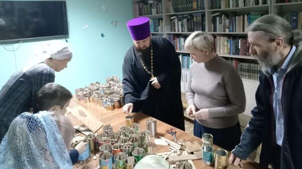 Прихожане храмов Оренбурга изготавливают окопные свечи и маскировочные сети для СВО