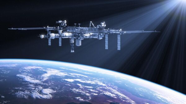 Международная космическая станция летит над Землей