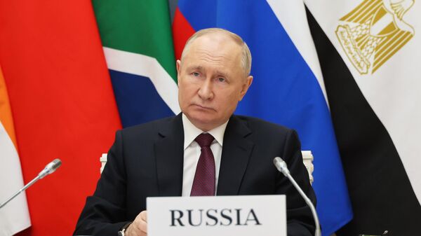 Президент Владимир Путин в режиме видеоконференции принимает участие во внеочередном саммите БРИКС по палестино-израильскому конфликту