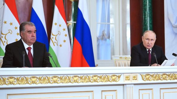 Путин и Рахмон обсудили ситуацию вокруг мигрантов