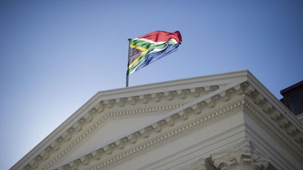 Флаг ЮАР над зданием парламента страны в Кейптауне