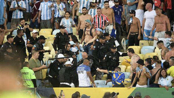 Полиция бьется с фанатами на матче Бразилия – Аргентина