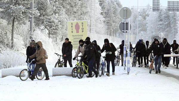 Мигранты с велосипедами на международном пограничном переходе Салла в Финляндии