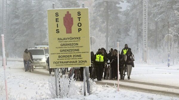 Мигранты с велосипедами на международном пограничном переходе Салла в Финляндии