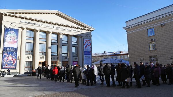 Люди у Музыкального театра Кузбасса, где проходит церемония прощания с бывшим губернатором Кемеровской области Аманом Тулеевым. 22 ноября 2023