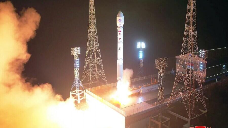 Запуск северокорейской ракеты-носителя Чхоллима-1 с разведывательным спутником Манригён-1 - РИА Новости, 1920, 10.02.2024