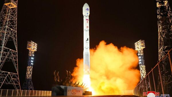 Запуск северокорейской ракеты-носителя Чхоллима-1 с разведывательным спутником Манригён-1