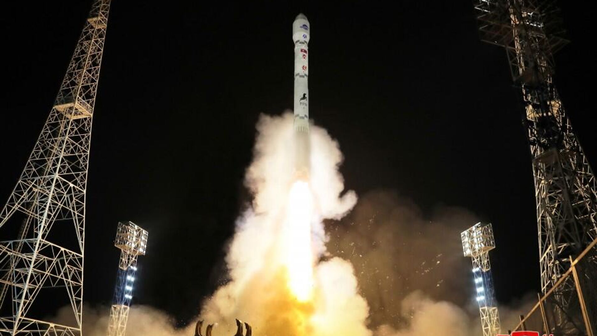Запуск северокорейской ракеты-носителя с разведывательным спутником - РИА Новости, 1920, 27.05.2024