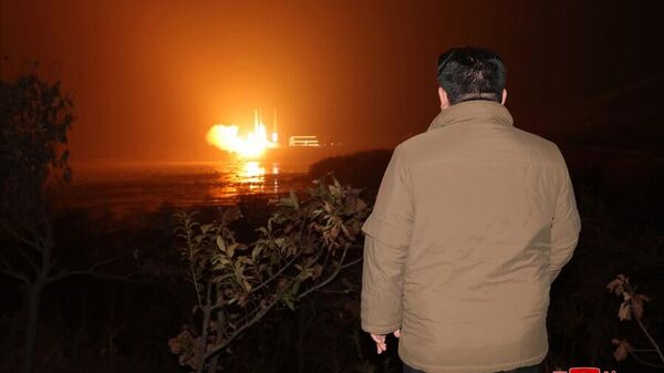 Запуск северокорейской ракеты-носителя Чхоллима-1 с разведывательным спутником Манригён-1