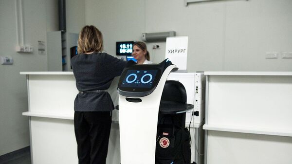 Робот-курьер робокошка, помогающая врачам и пациентам в одной из московских больниц