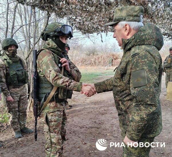Замминистра обороны Виктор Горемыкин во время награждения бойцов, отличившихся в сражениях у Работино Замминистра обороны Виктор Горемыкин во время награждения бойцов, отличившихся в сражениях у Работино