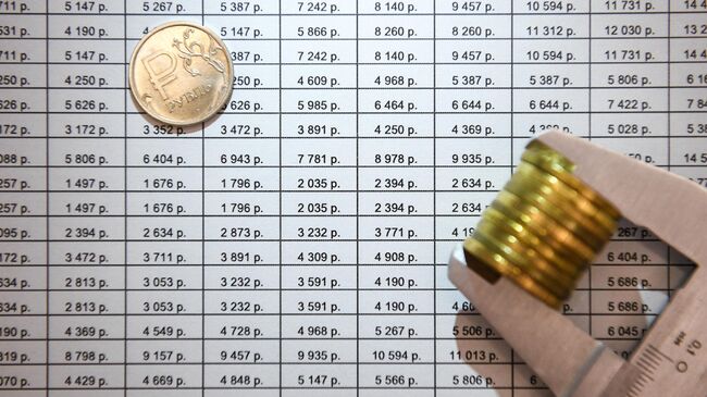 Штангенциркуль с монетами России