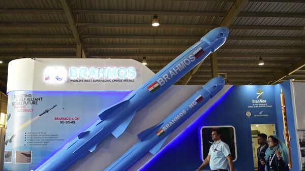 Модель индийской сверхзвуковой крылатой ракеты Брамос на выставке Defense Expo