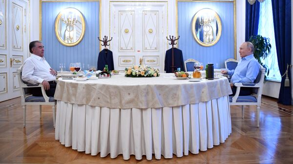 Президент РФ Владимир Путин и президент Таджикистана Эмомали Рахмон во время неформального завтрака. 22 ноября 2023