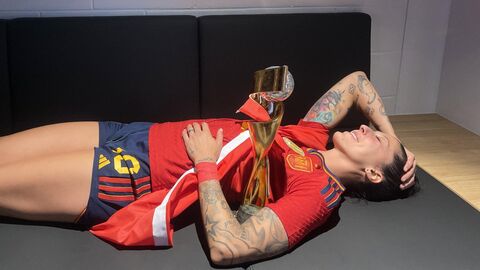 Испанская футболистка Дженнифер Эрмосо после победы на женском ЧМ