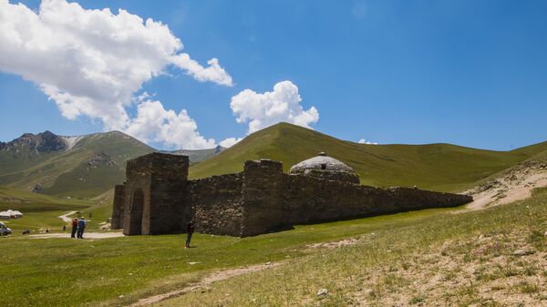 Древний караван-сарай Таш-Рабат в Нарынской области Киргизии