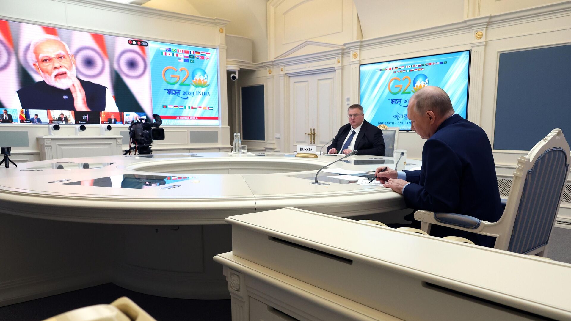 Владимир Путин в режиме видеоконференции принимает участие во внеочередном саммите Группы двадцати - РИА Новости, 1920, 22.11.2023
