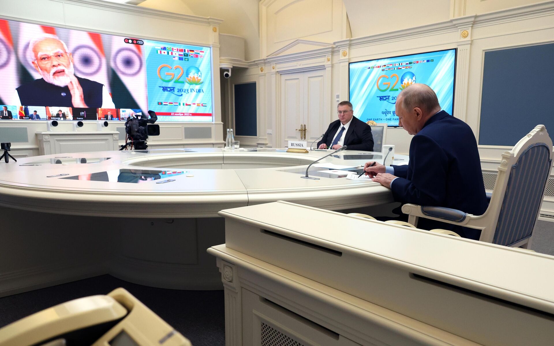 Президент РФ Владимир Путин в режиме видеоконференции принимает участие во внеочередном саммите Группы двадцати - РИА Новости, 1920, 22.11.2023