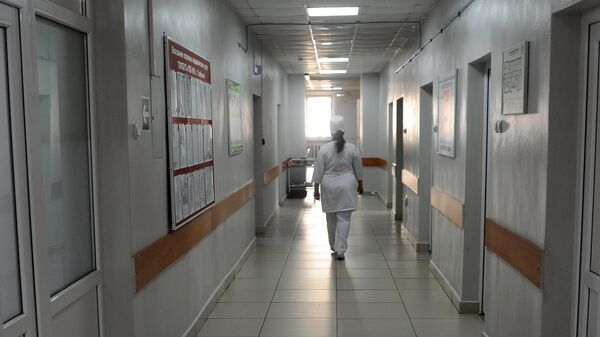 Медицинская сестра идет по коридору городской клинической больницы