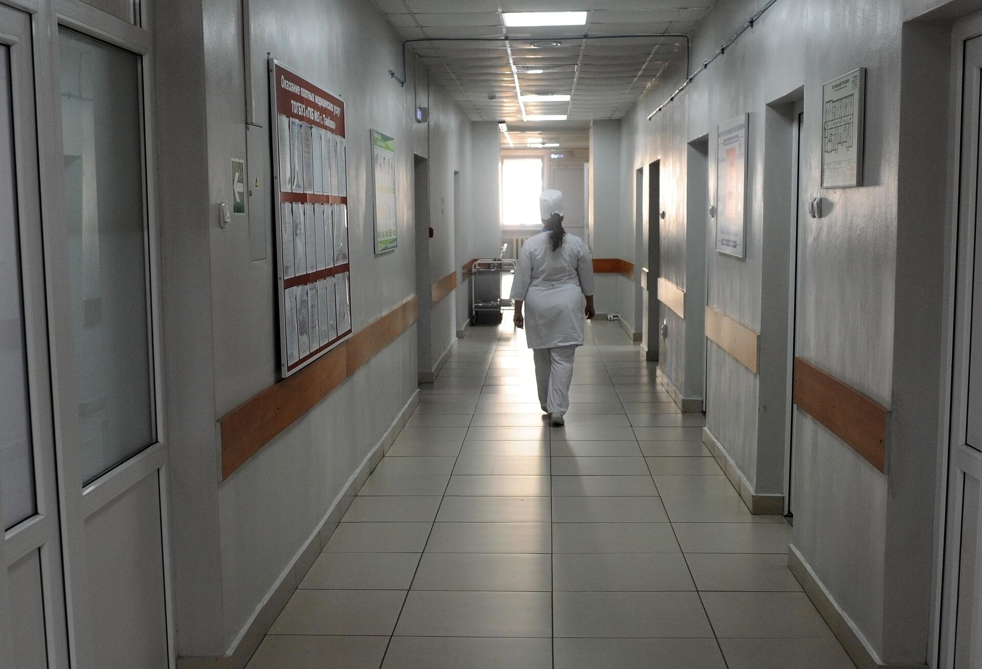 Медицинская сестра идет по коридору городской клинической больницы - РИА Новости, 1920, 22.11.2023