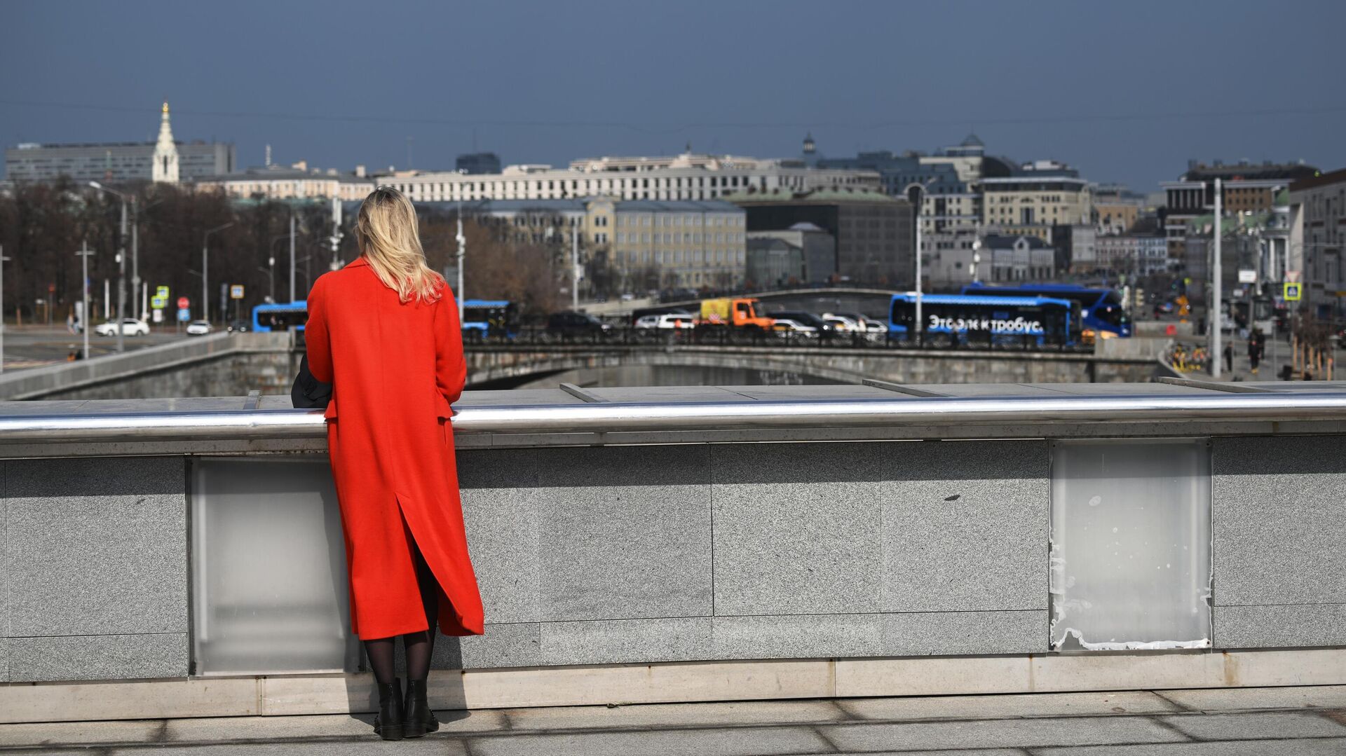 Девушка в красном пальто на Патриаршем мосту в Москве - РИА Новости, 1920, 30.01.2024