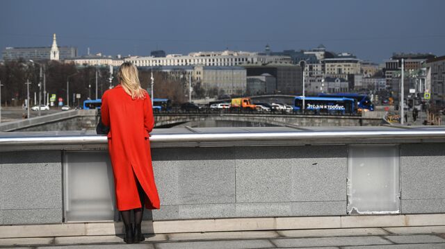 Девушка в красном пальто на Патриаршем мосту в Москве - РИА Новости, 1920, 23.11.2023