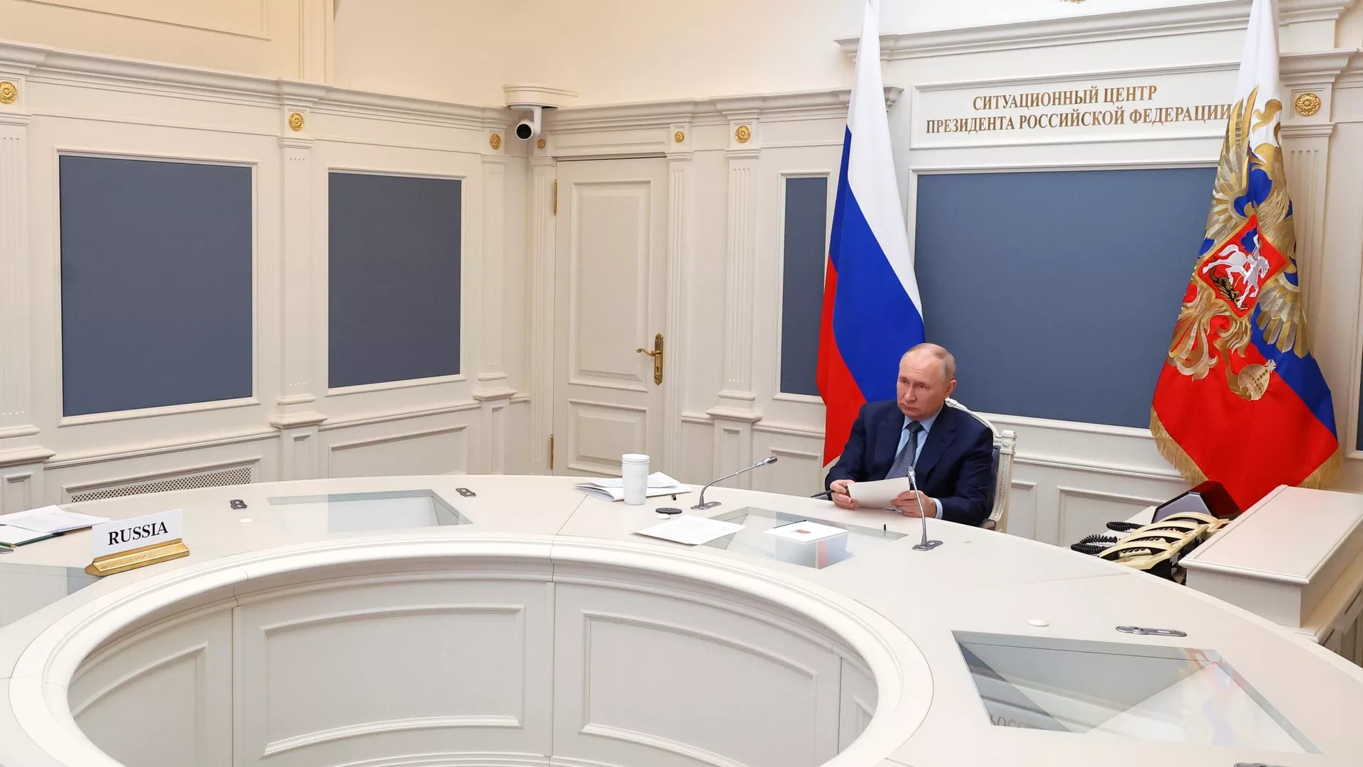 Президент РФ Владимир Путин в режиме видеоконференции принимает участие во внеочередном саммите Группы двадцати - РИА Новости, 1920, 22.11.2023