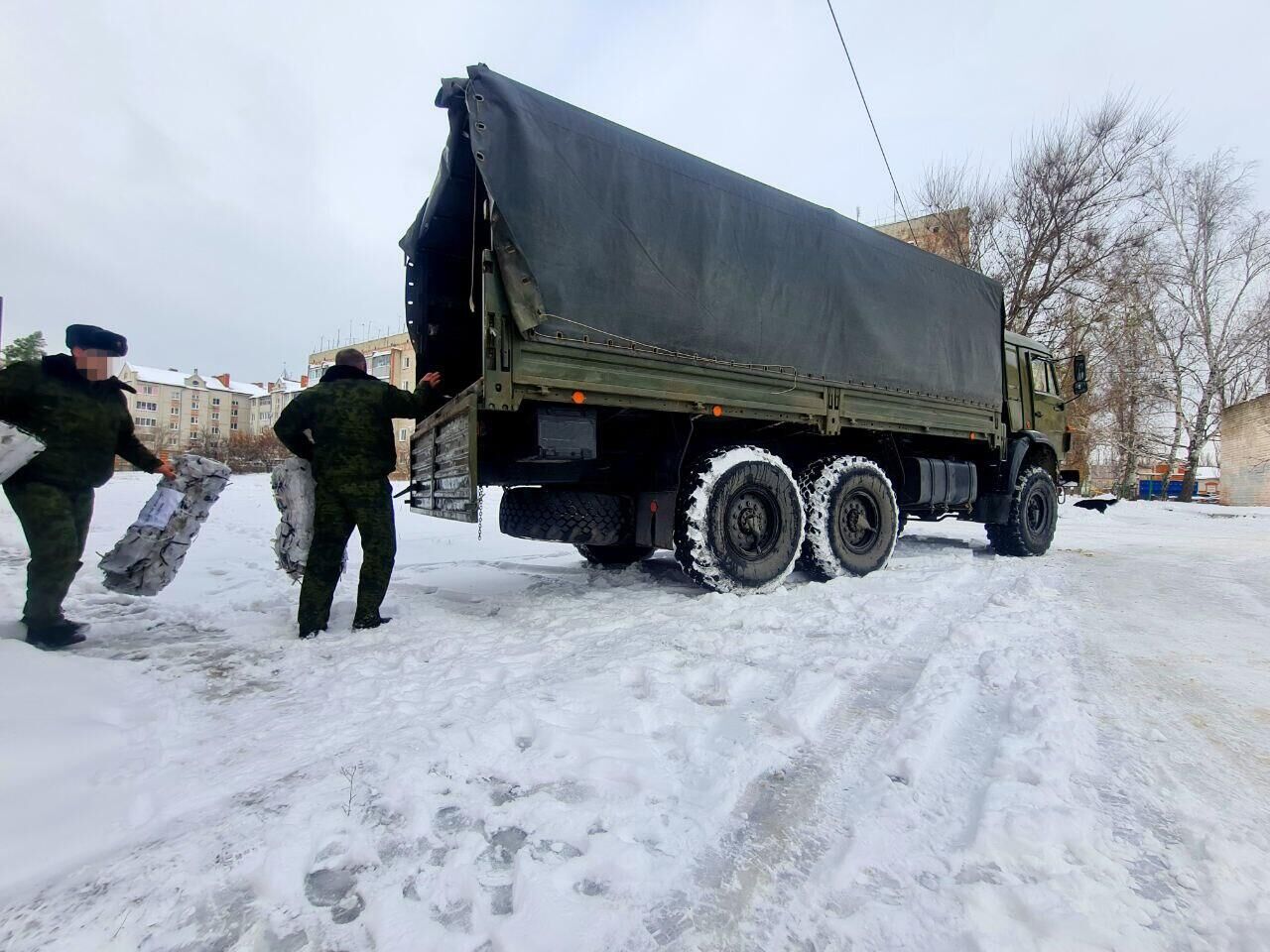 Воронежцы передали в зону СВО маскировочные сети и запчасти для 