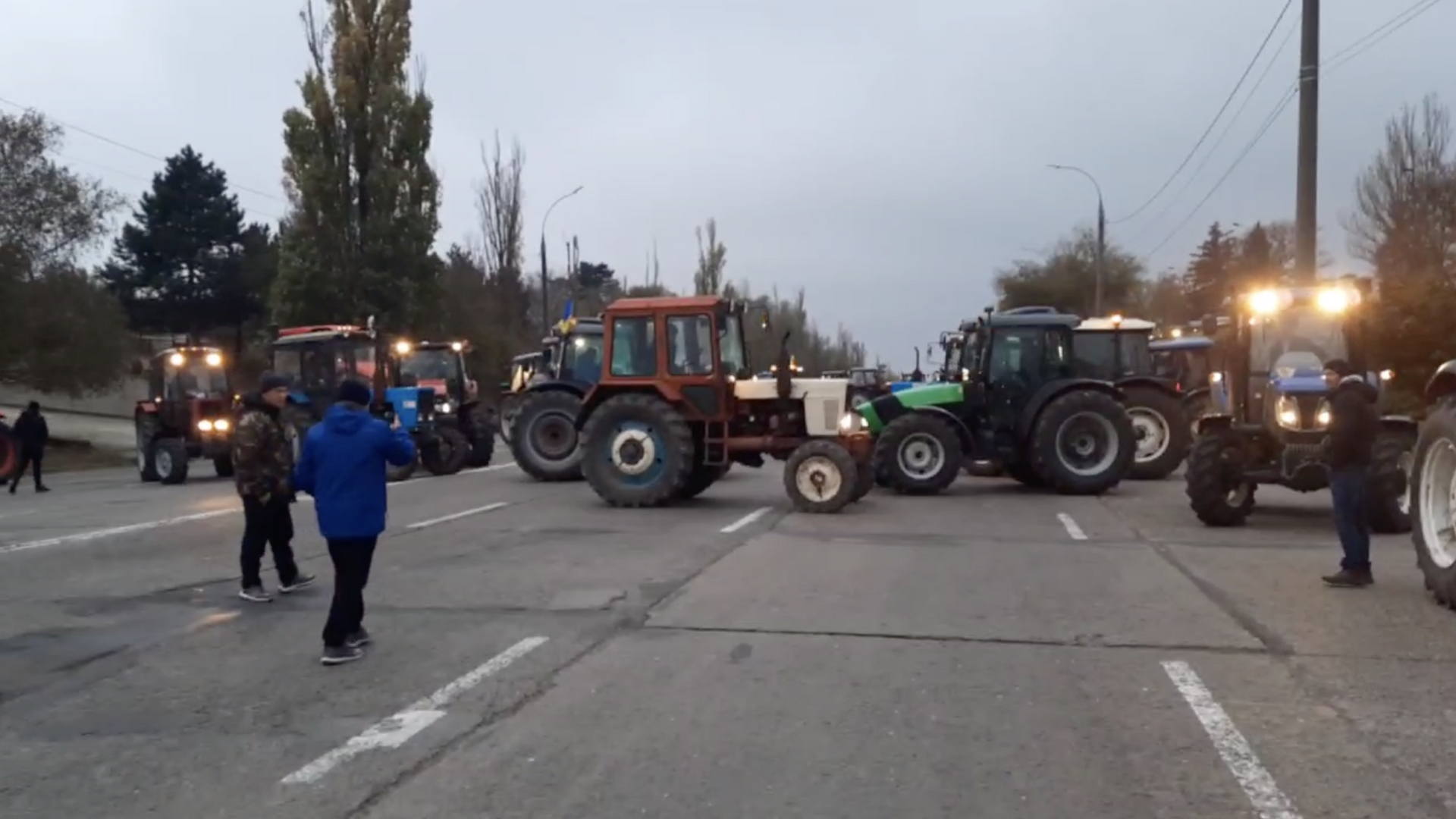 Молдавские фермеры заблокировали один из въездов в Кишинев тракторами - РИА Новости, 1920, 23.11.2023