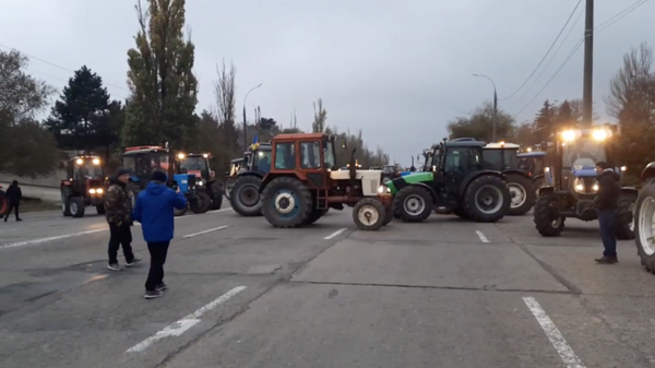 Молдавские фермеры заблокировали один из въездов в Кишинев тракторами