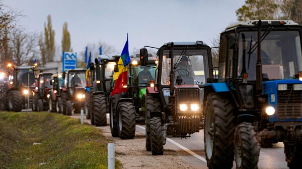 Фермеры на тракторах участвуют в протестной акции на одной из улиц в Кишиневе. 22 ноября 2023