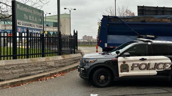 Полицейская машина возле моста на границе США и Канады. 22 ноября 2023