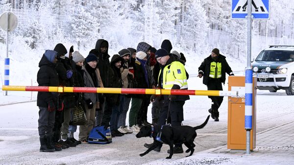 Мигранты на международном пограничном переходе в Салла в Финляндии
