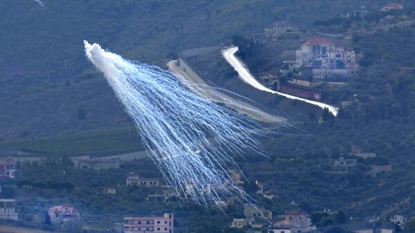Снаряд с, предположительно, белым фосфором, выпущенный со стороны Израиля в сторону ливанской приграничной деревни