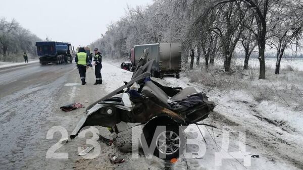 Место происшествия, где три человека погибли в ДТП с грузовиком на заснеженной трассе в Краснодарском крае
