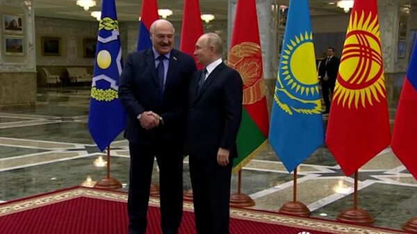 Лукашенко встретил Путина. Кадры из Дворца независимости