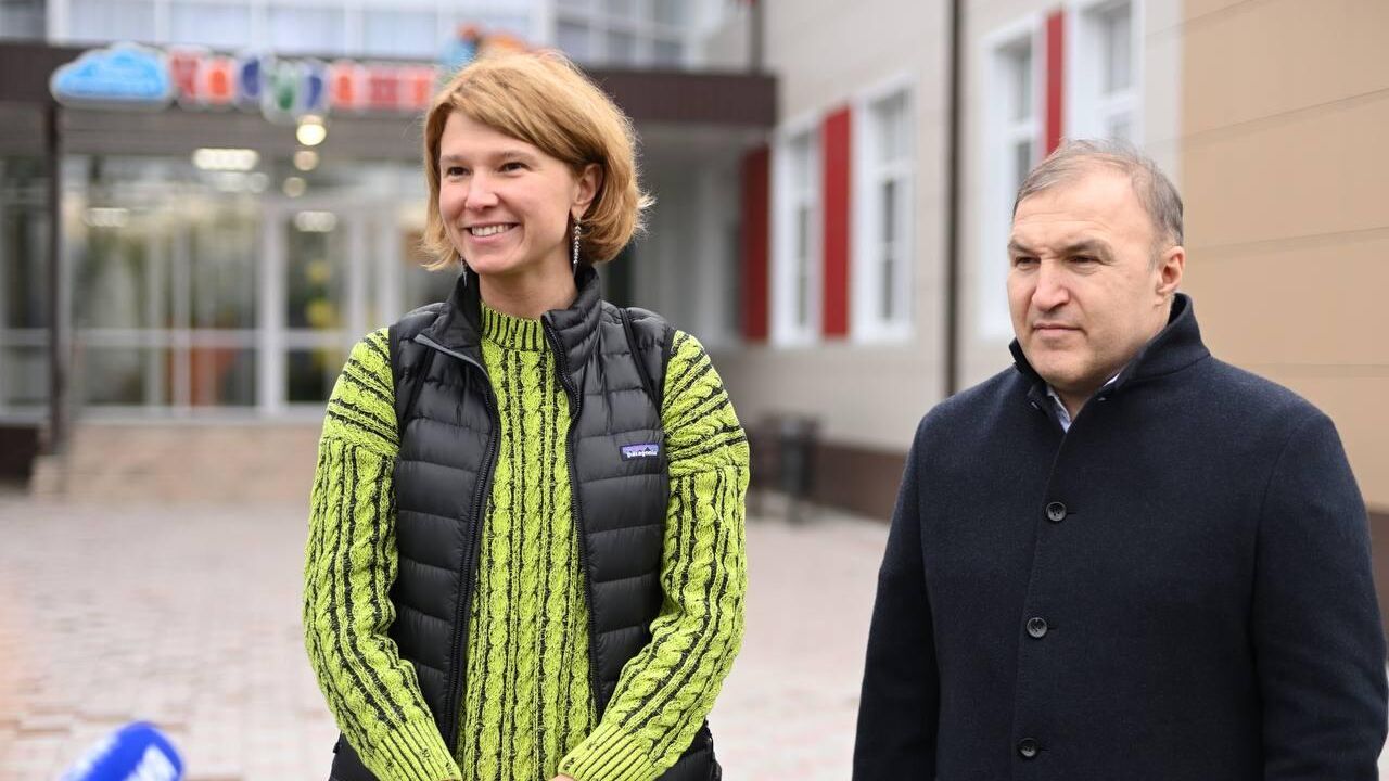 Глава Адыгеи Мурат Кумпилов и Первый заместитель Министра сельского хозяйства РФ Оксана Лут во время посещения детского сада Чебурашка - РИА Новости, 1920, 23.11.2023