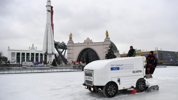 Подготовка льда на катке на площади Промышленности возле макета ракеты-носителя Восток на ВДНХ